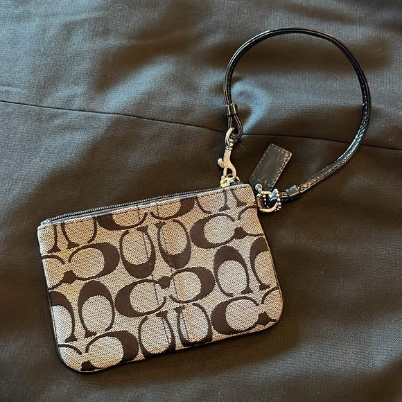 Coach classic signature canvas wristlet EUC - Picture 4 of 13